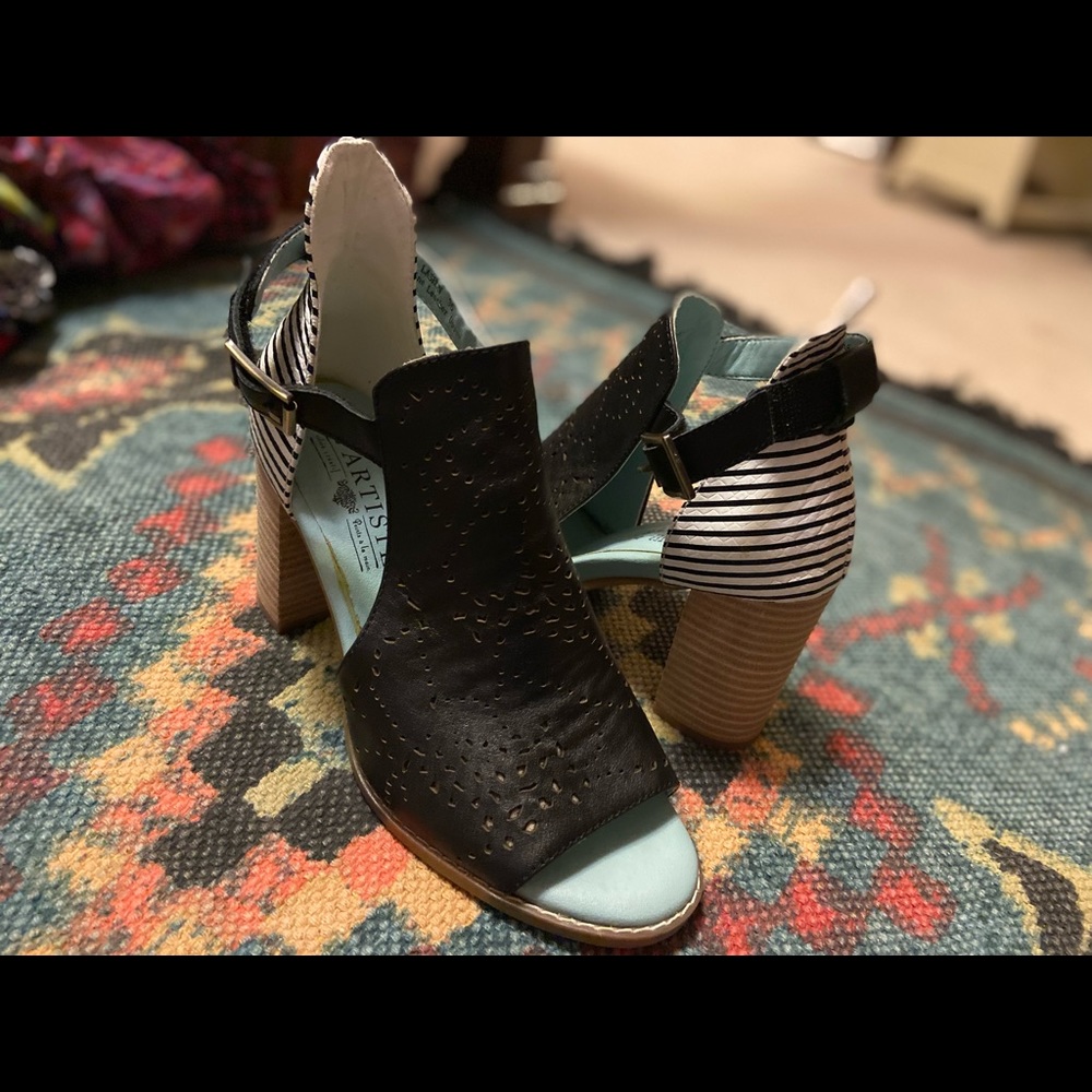 WOMEN'S L'ARTISTE FAB PEEP TOE SANDALS